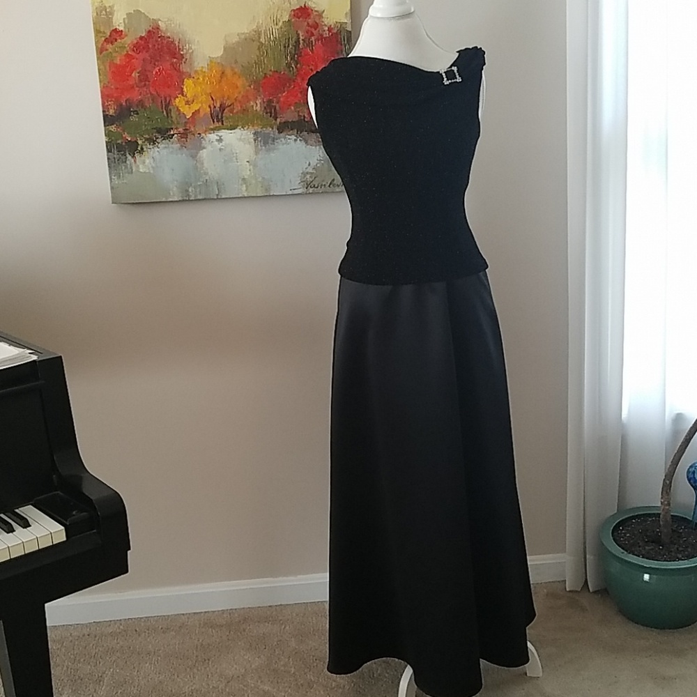 Patra 6 black gown